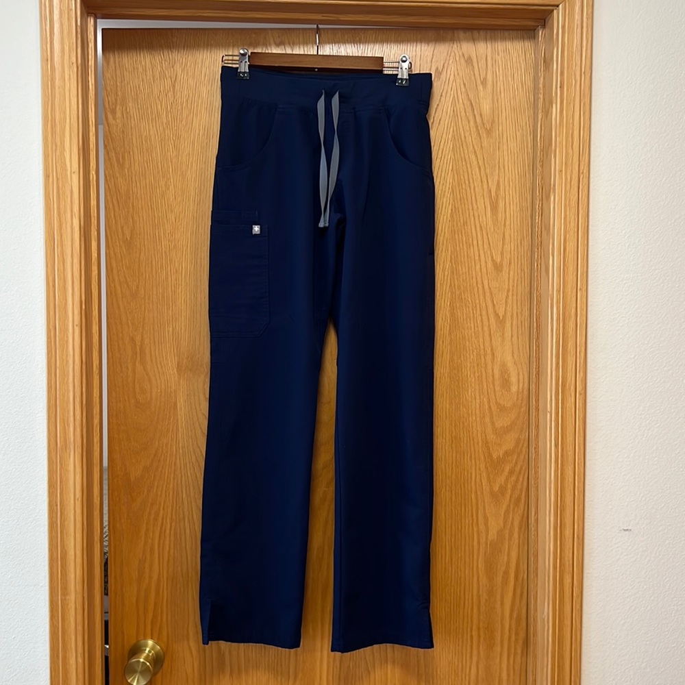 XS Kade cargo figs scrub bottoms.
